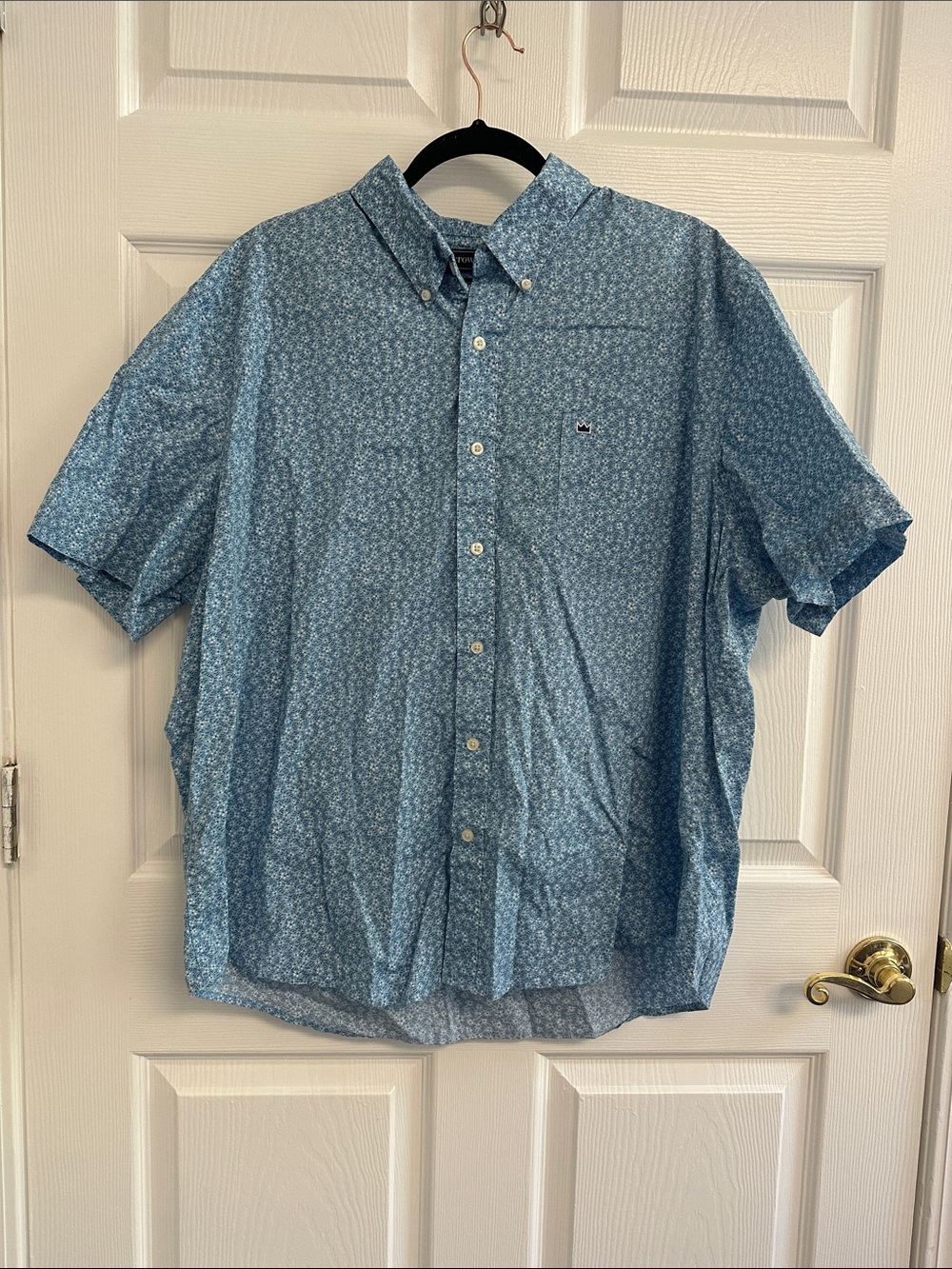 crown & ivy Light Blue Short-Sleeve Button-Down Shirt with Micro Floral Pattern